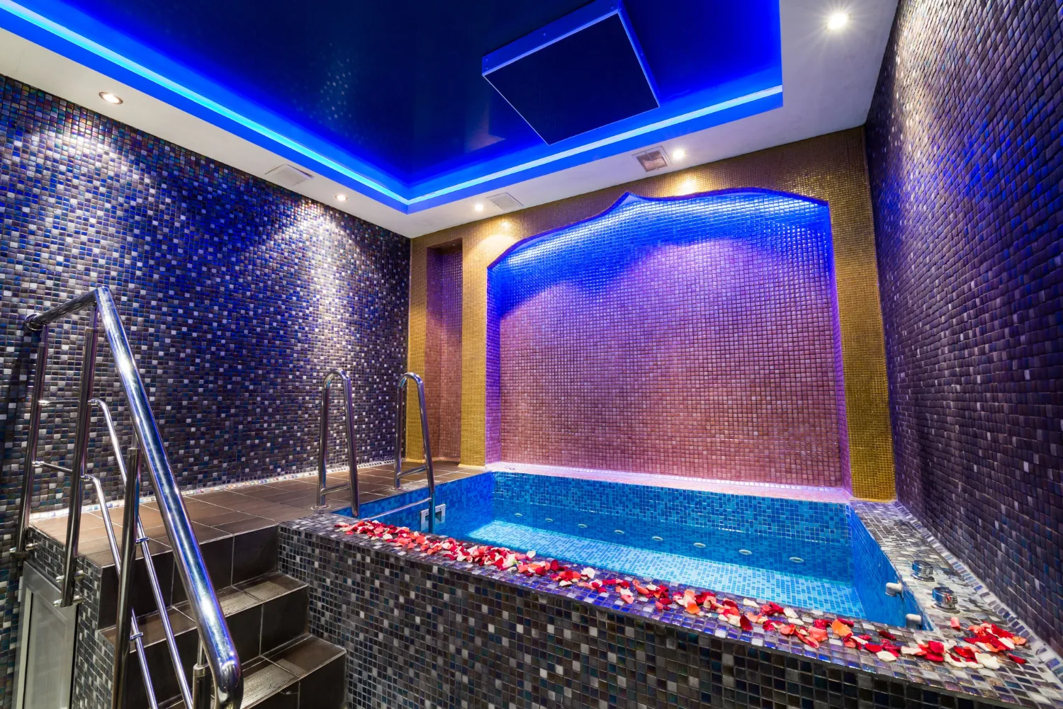 Luxury Jacuzzi spa services in Dubai for relaxation and wellness
