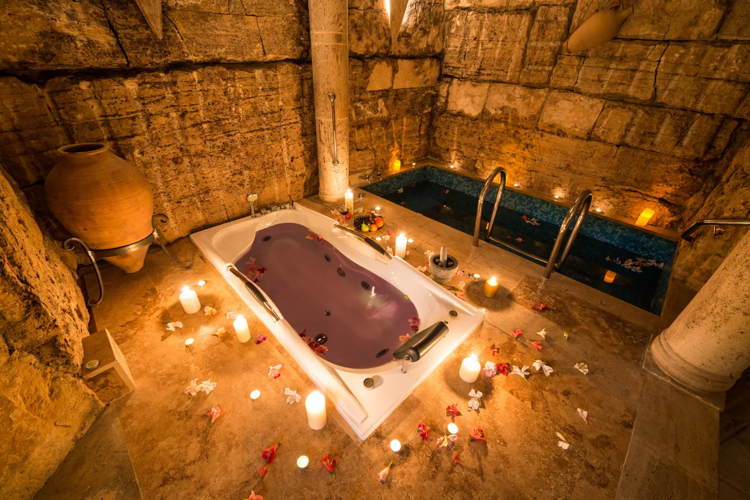 Luxury Jacuzzi spa in Dubai for hydrotherapy and relaxation