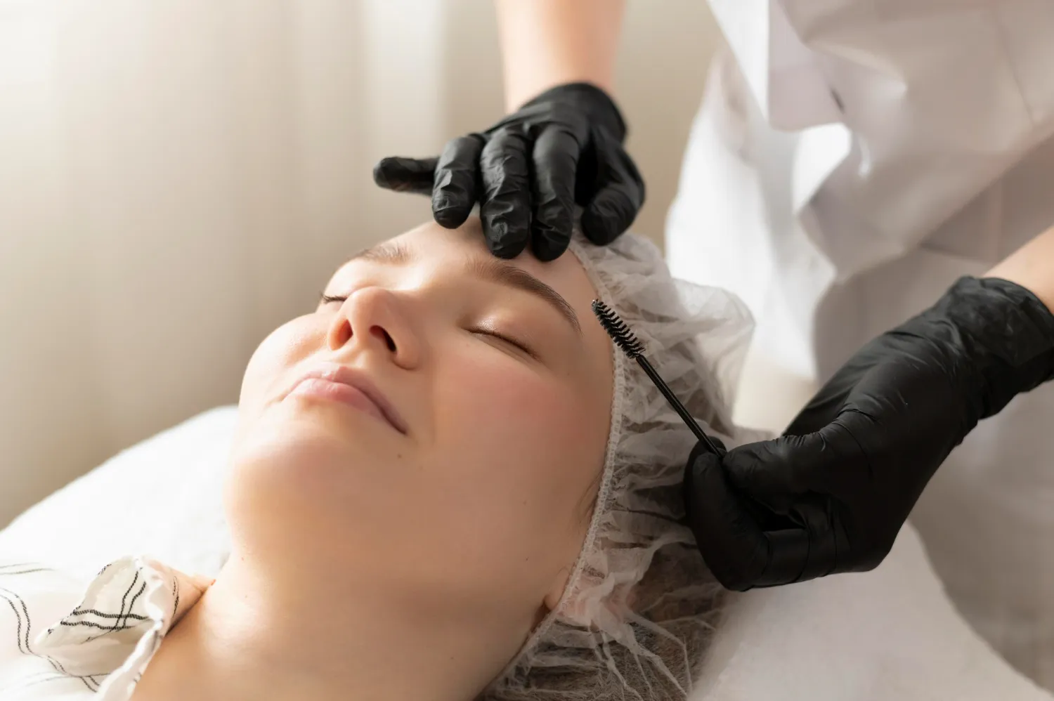 Dubai threading treatment for eyebrow shaping